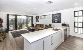 Luxury home in Christies Beach with King Bed, NBN, Netflix, 3Bed 2Bath